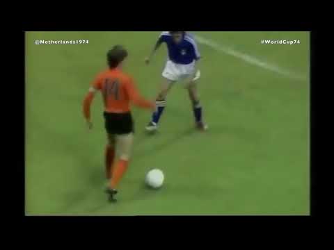 Johan Cruyff 3x flick of the heel vs Sweden #WorldCup74