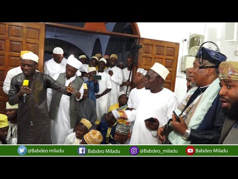 BINGWA WA UBUNIFU SHARIF KOBA AONESHA UWEZO WAKE NDANI YA MASJID MUZDALIFA , AWAINUA KWA DHIKRI