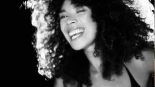 FLAVIA COELHO "Parano" (official video)