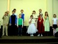 Детский хор в церкви поёт для бабушек.AVI 