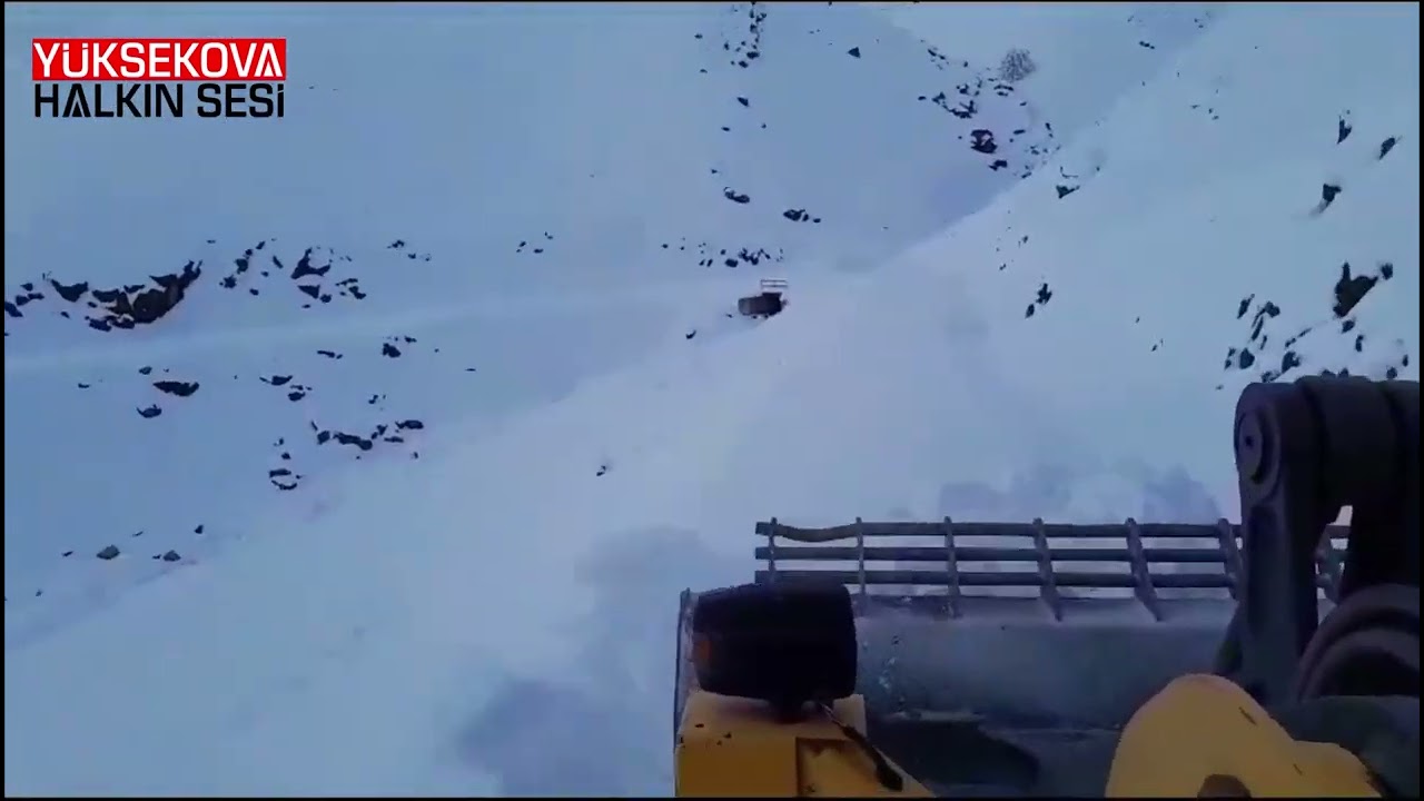 Yüksekova'da ekipler kardan kapanan köy yolunu açtı