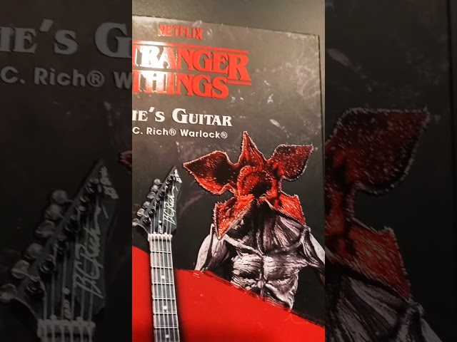 Vídeo relacionado con Yooghuge Collares para mujeres y niñas, collar con colgante de púa de guitarra de Eddie Munson, película de terror, para fanáticos del drama de televisión, amigos
