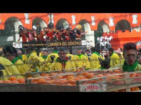 CARNEVALE DI IVREA 2015 IL TRADIZIONALE LANCIO DELLE ARANCIA
