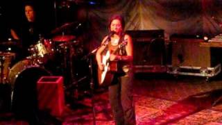 Ani DiFranco performing &quot;Splinter&quot;