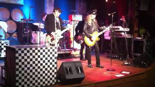 Cheap Trick rocking the house