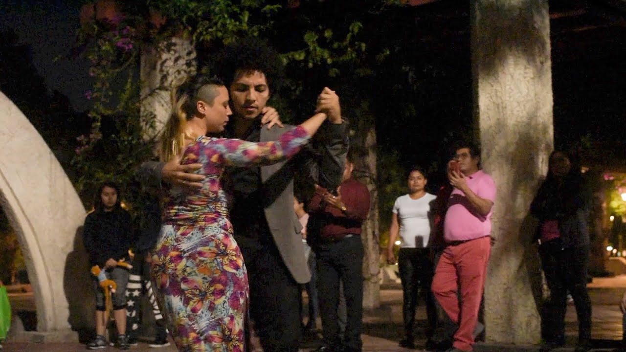 Vinicius Souza y Gaby Mataloni en Parque Mexico, CDMX 1/3