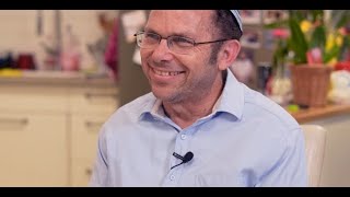 שיעור לט"ו באב - ביטחון עצמי וביטחון בקשר | ישראל זעירא (ראש יהודי - מרכז למודעות עצמית) - התמונה מוצגת ישירות מתוך אתר האינטרנט יוטיוב. זכויות היוצרים בתמונה שייכות ליוצרה. קישור קרדיט למקור התוכן נמצא בתוך דף הסרטון