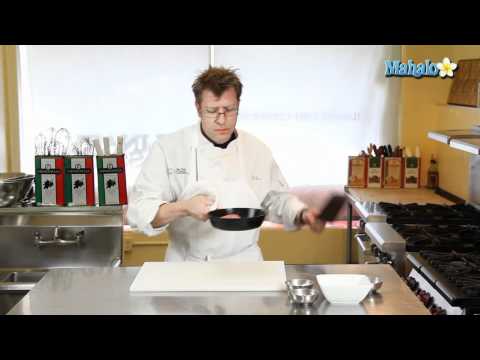 How to Make Seared Tuna With Romesco Sauce