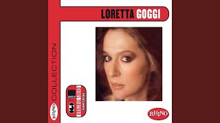 Kadr z teledysku Questa notte dormo qui tekst piosenki Loretta Goggi