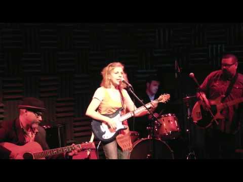 Tanya Donelly performs 