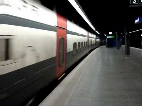 Zug fährt in Zürich Flughafen ein