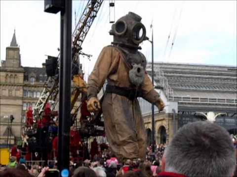 Liverpool Puppet Giants - Sea Odyssey - The giant walking!