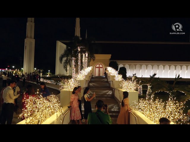 (The Wide Shot) Ang mga Katoliko, mga Banal sa mga Huling Araw ay umaawit ng 'Joy to the World'