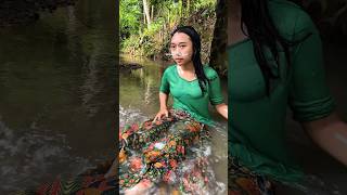 Download lagu naturally beautiful village girl bathing in the river mp3