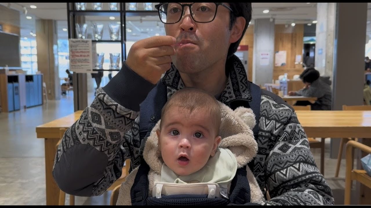 農家の赤ちゃんとヤンマーコンバイン