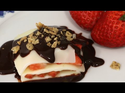 Lasaña de chocolate blanco con fresas y salsa de chocolate negro
