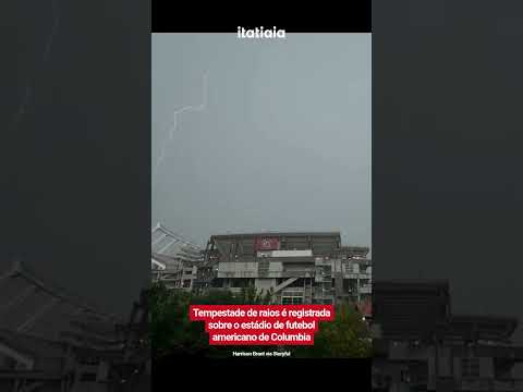 TEMPESTADE DE RAIOS É REGISTRADA SOBRE ESTÁDIO EM COLUMBIA, NOS EUA