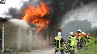 preview picture of video 'Schuppenbrand in Northeim: Feuerwehrleute verletzt, Bahnstrecke gesperrt'