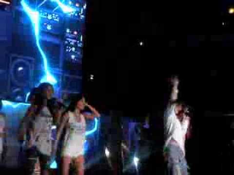 Muzik in poolside party