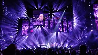 Billy Joel sings Piano Man at Wrigley Field.