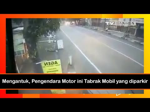 Mengantuk, Pengendara Motor ini Tabrak Mobil yang Diparkir