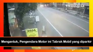 Mengantuk, Pengendara Motor ini Tabrak Mobil yang Diparkir