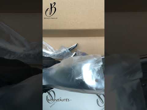 REPOSE MAIN SUR PIEDS