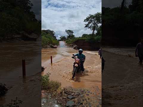 The flooded crossing at CORREGO DAS PEDRAS NAMG-202 is temporarily closed in Urucuia-MG.