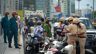 Dừng xe chụp ảnh, nghe điện thoại trên cầu Thủ Thiêm 2 gặp CSGT Sài Gòn và cái kết