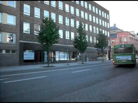 Gamla Uppsala Buss 140 åker iväg från hållplats "Centralstationen"