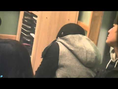 [FANCAM] 130108 Onew resting + checking the fan supports @ Kiss The Radio