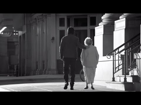 Ricardo Arjona - Mi Novia Se Me Está Poniendo Vieja (Video Oficial)