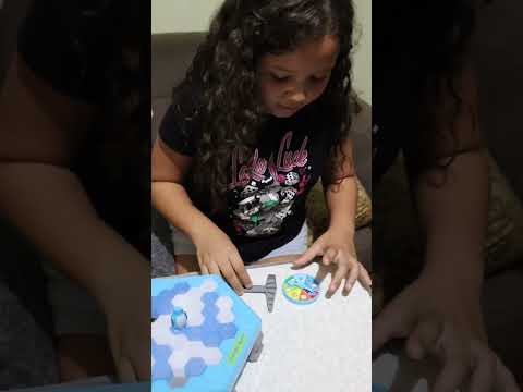 QUEM DEIXAR O PINGUIM CAIR DO GELO, PERDE! #shorts