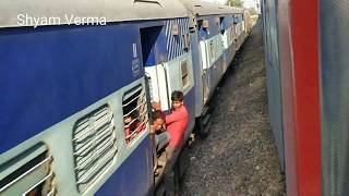 preview picture of video '12531 Gorakhpur-Lucknow InterCity SF Express Overtaking 11123 Barauni-Gwalior Mail'