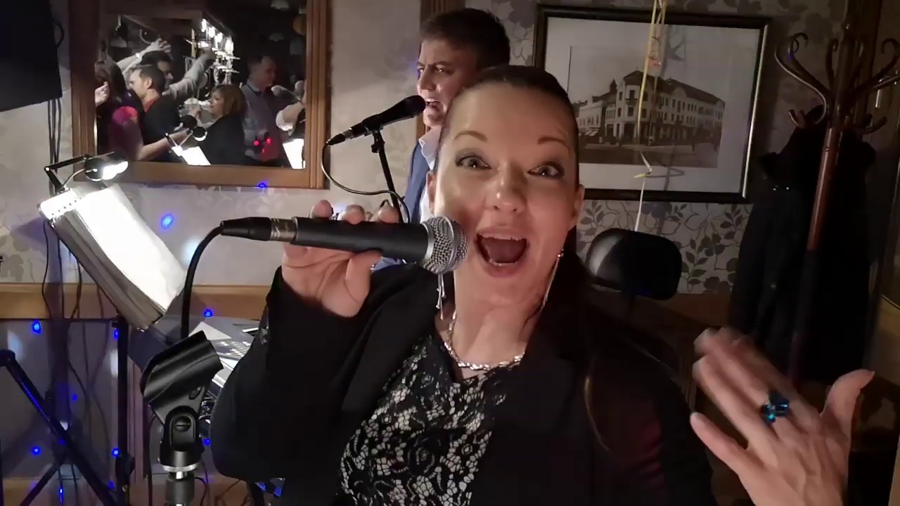 Tölcsért csinálok a kezemből