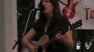 Lucy Wainwright Roche Plays Tunes at Twilight