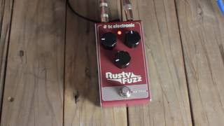 Ariel Garcia demos the Rusty Fuzz on bass