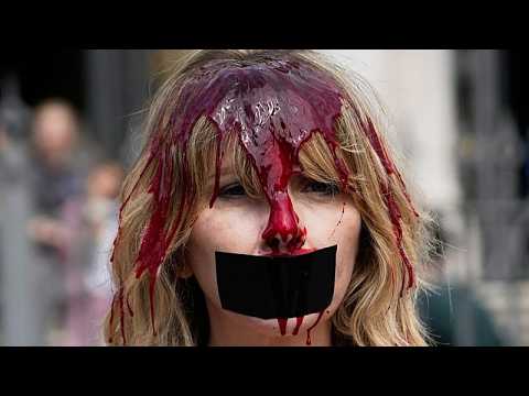 Video Thumbnail: Pamplona: Aktivisten in roter Farbe protestieren gegen Stierkampf