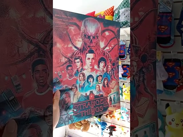 Vídeo relacionado con Stranger Things Póster The Upside Down (61cm x 91,5cm) + 1 Póster con Motivo de Paraiso Playero