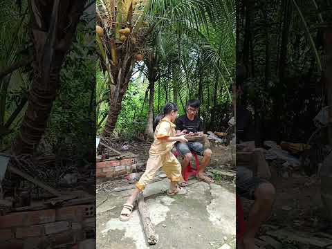 Cha Bửa Củi, Con Bấm Điện Thoại Mà Lạ Ghê