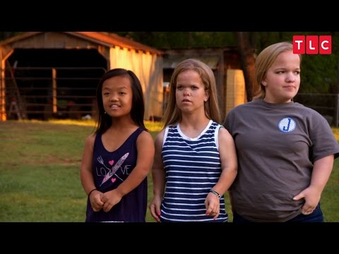 Video trailer för Get A First Look At The New Season of 7 Little Johnstons!