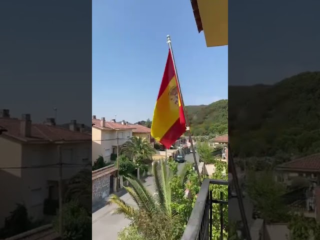 Vídeo relacionado con Bandera españa grande para Exterior 225 x150cm ，Bandera de España balcón Reforzada y con 2 Ojales metálicos (ESPAÑA GRANDE)