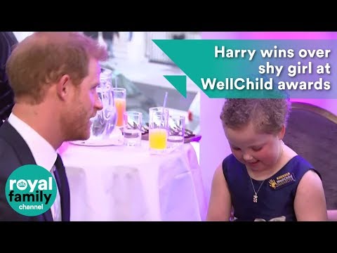 Harry wins over shy girl at WellChild awards