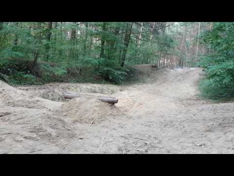 Skoki na rowerze górskim przez hopki