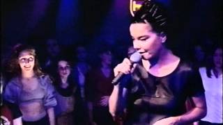 Björk - Possibly Maybe (live on Top of the Pops (1996))