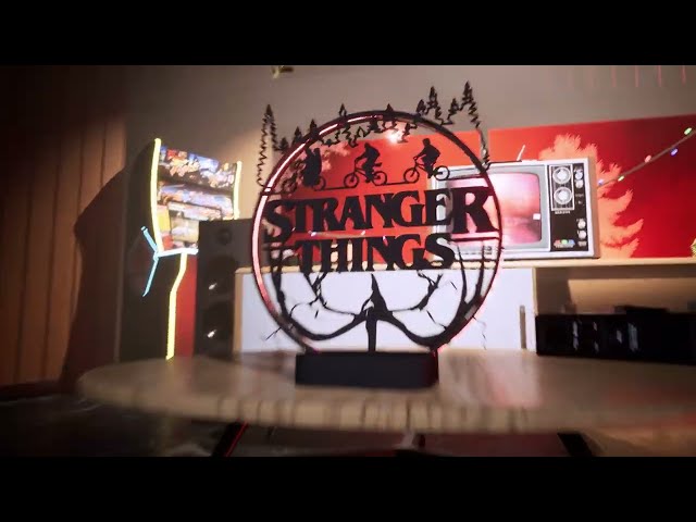 Vídeo relacionado con Lampara Stranger Things Bad To the Bone - Lampara Escritorio Gaming o de Mesita de Noche con Luz Led 16x24cm | Pilas o Cable (Incluido); Decoracion Habitacion Gamer; Stranger things Merchandising