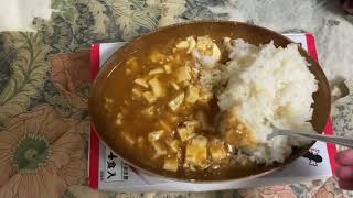 カレーのルーは右側なのか左側なのか？