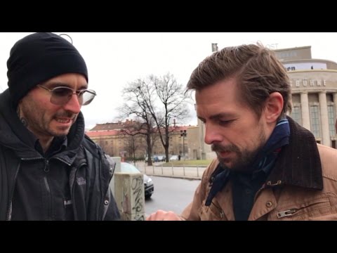 Kriminalbiologe Dr. Mark Benecke arbeitet mitten im Kölner Karneval auswärts.