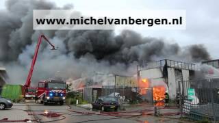 preview picture of video 'Zeer grote brand in een bedrijfsverzamelgebouw in Egmond aan den Hoef'