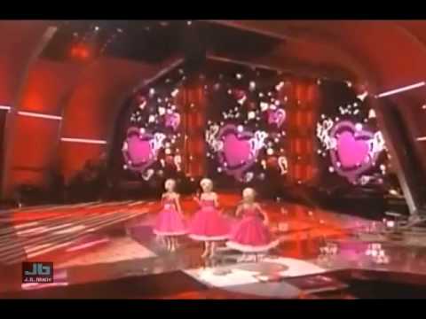 Carrie Underwood, Kristin Chenoweth, and Christina Applegate - Medley of the 60's